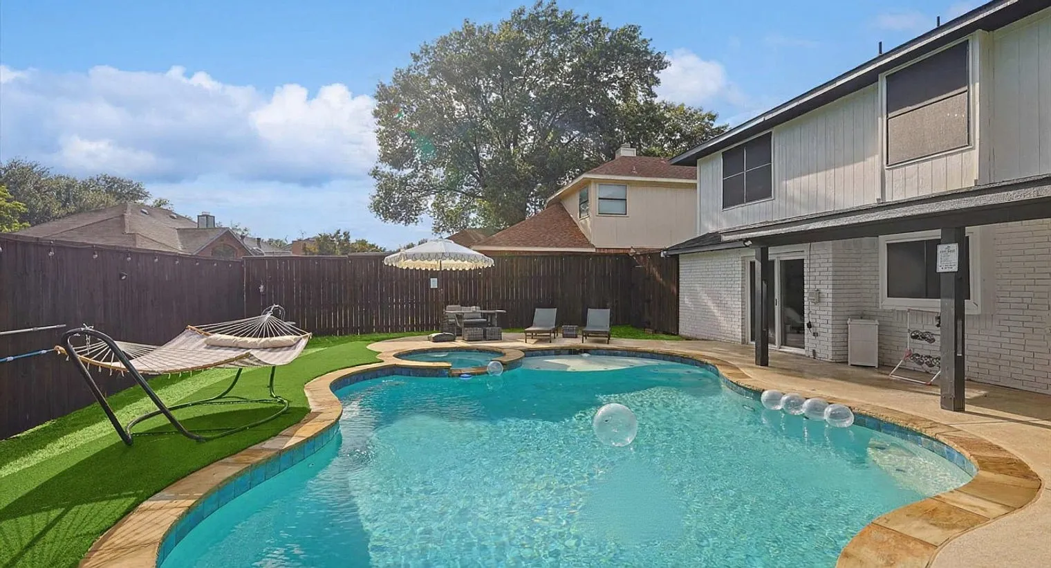 4 bed, 2.0 bath, 2346 sqft, $9,811 — Photo 4