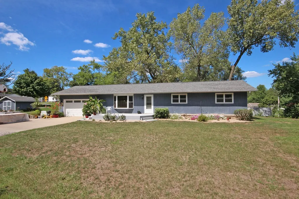 2206 Lilac Dr photo 1