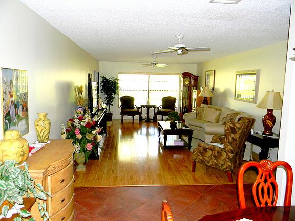 4th image of 9785 Pecan Tree Dr APT A