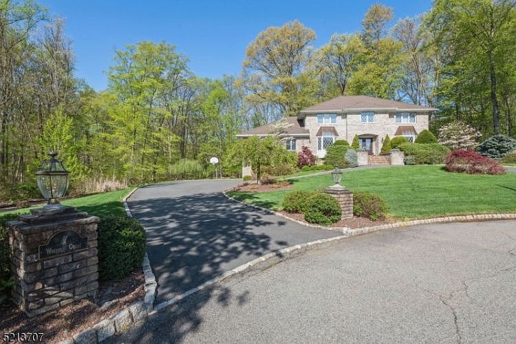 1st image of 7 Waverly Ct