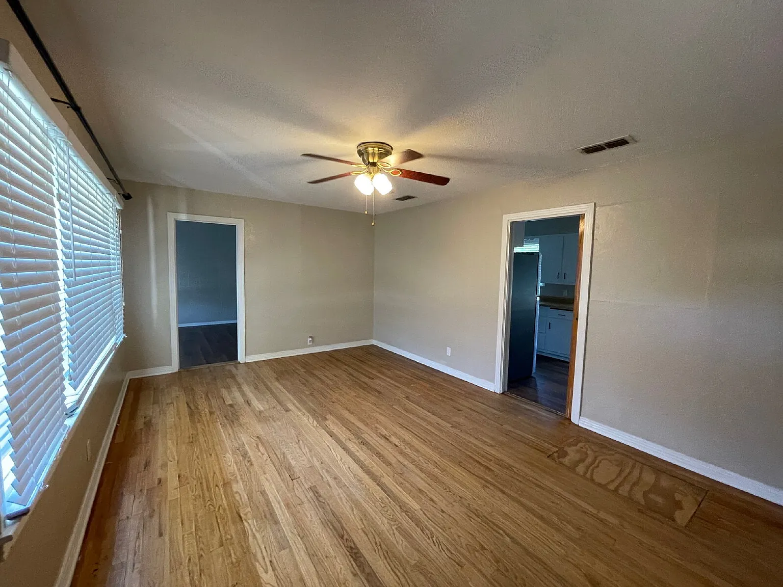 3 bed, 1.0 bath, 1194 sqft, $1,195 — Photo 4