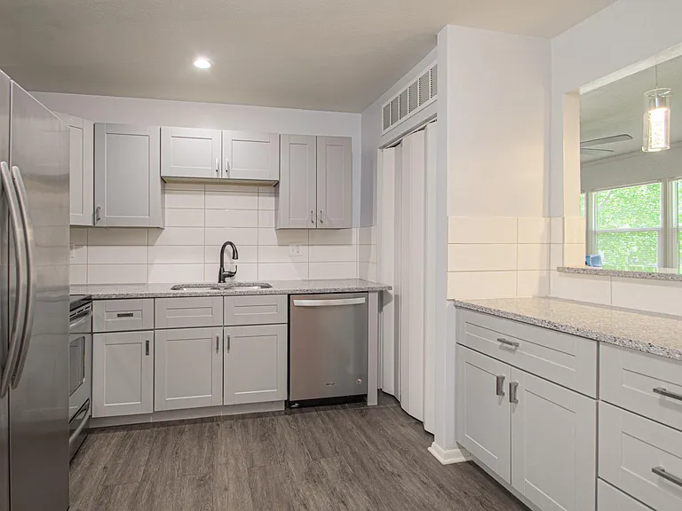 10810 Ewing Ave — Photo 6