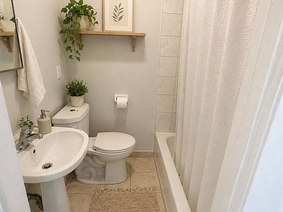 3rd image of 1566 Avenue Rd #103
