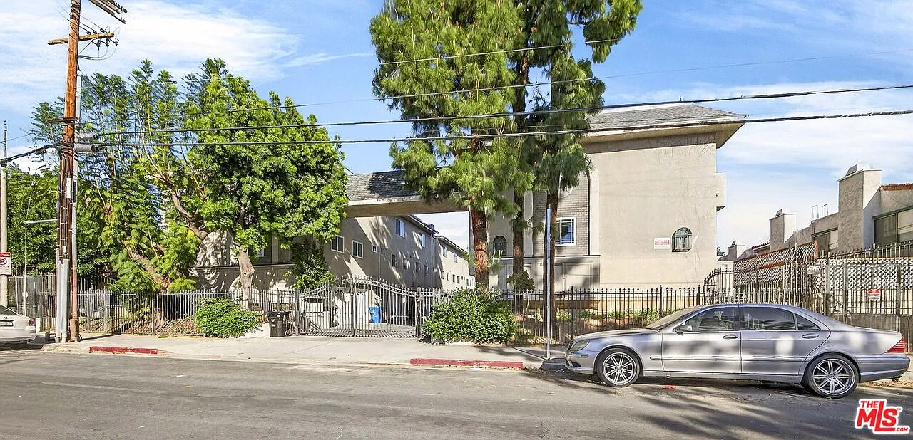 3 bed, 3.0 bath, 1224 sqft, $3,200 — Photo 2