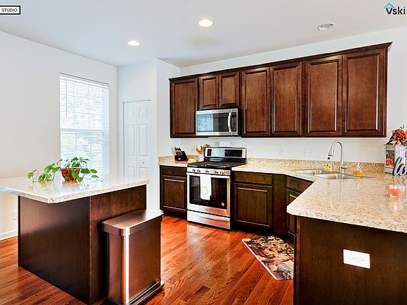 3rd image of 1526 Deer Pointe Dr