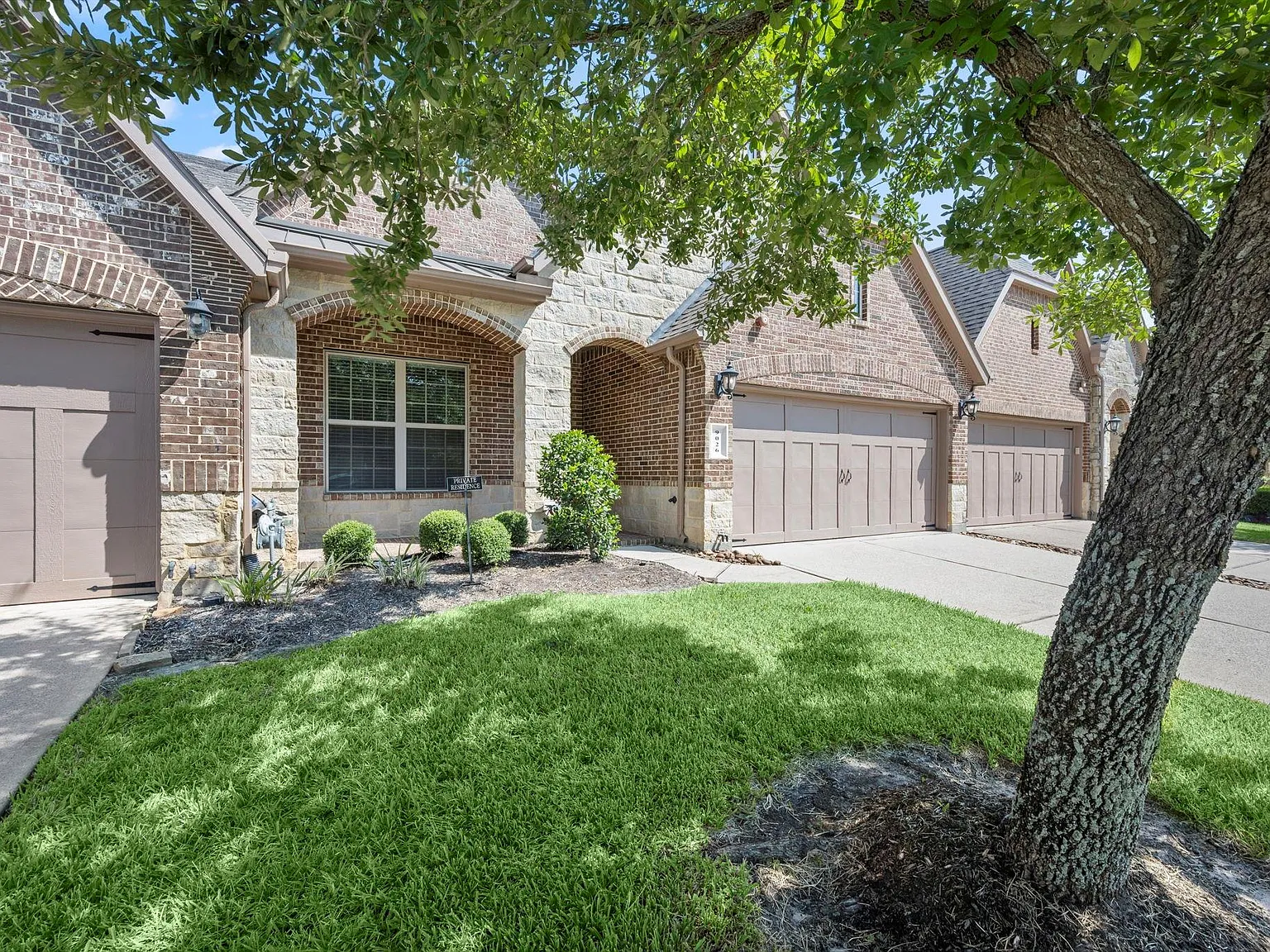 3 bed, 3.0 bath, 2925 sqft, $2,850 — Photo 2