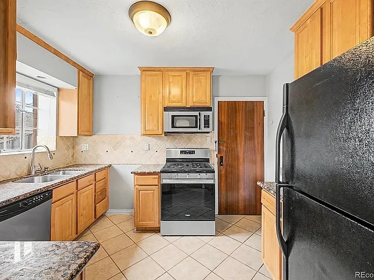 1405 Dexter St — Photo 10
