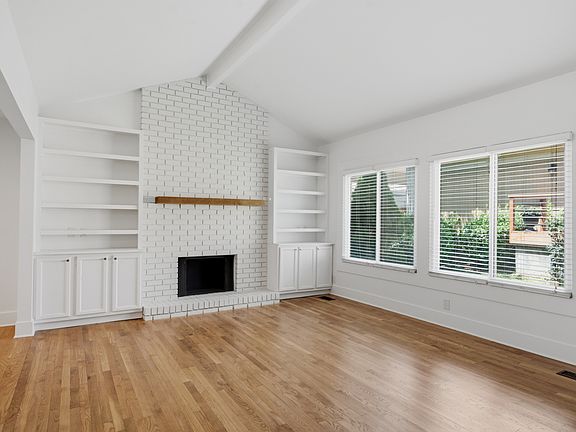 3rd image of 815 Williamsburg West Dr