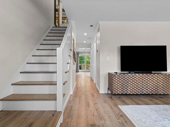 4th image of 26 Linden St