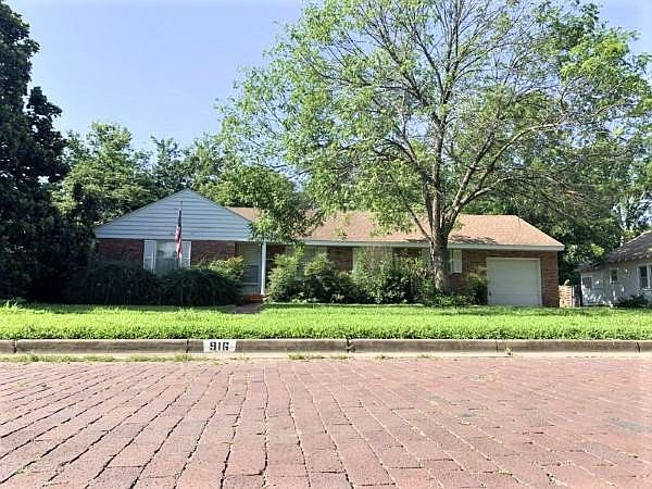 1st image of 916 E Hazel Ave