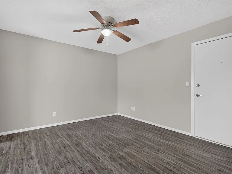 Hollow Hills Apartments — Photo 96
