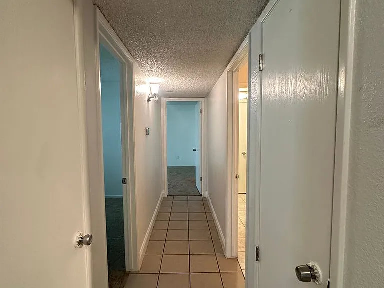 308 N Riverside Dr — Photo 8