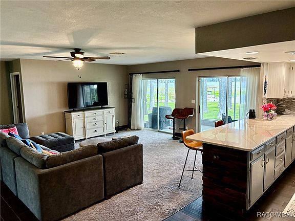 5th image of 806 Edgewater Dr