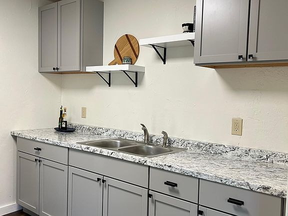 5th image of 4900 N Willow Ave