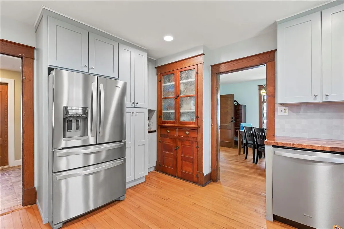 3 bed, 2100 sqft, $2,100 — Photo 3