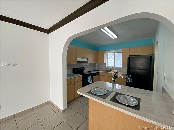 5th image of 980 NE 170th St APT 104