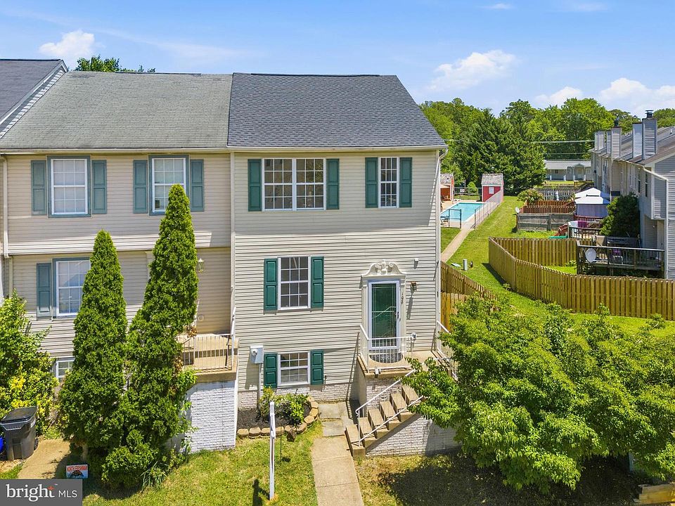1st image of 102 Mews Ct