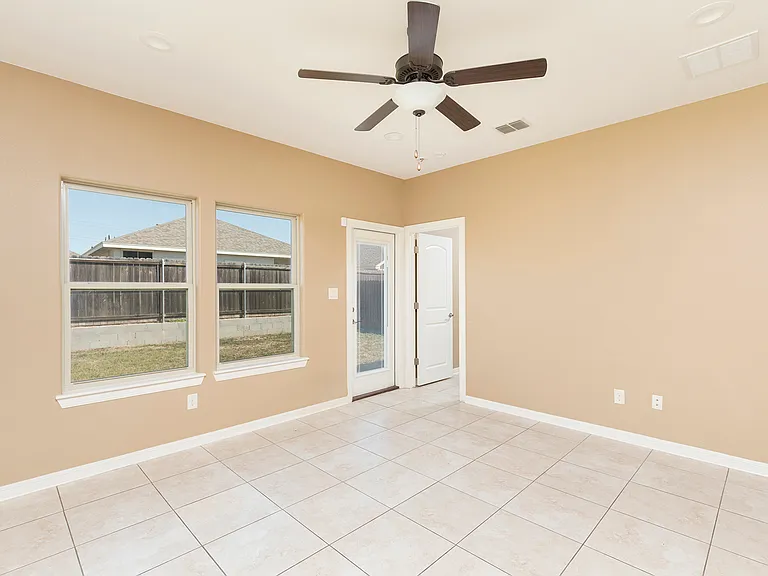 1331 E Candor Dr — Photo 2