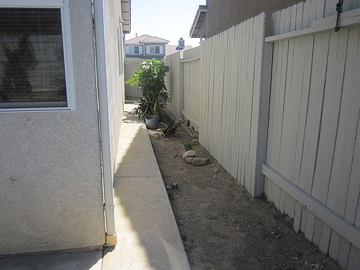 5th image of 1562 Carnation Ave