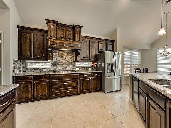 3rd image of 2416 Twin Oaks Dr