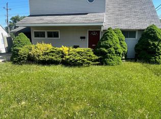 380 Holly Dr, Levittown, PA