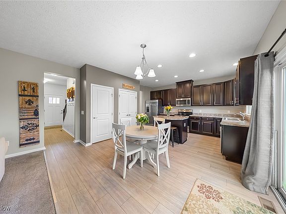 3rd image of 6539 Stoneyridge Dr