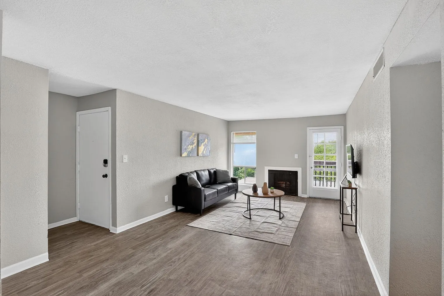 2 bed, 1.0 bath, 9913 sqft, $2,310 — Photo 1
