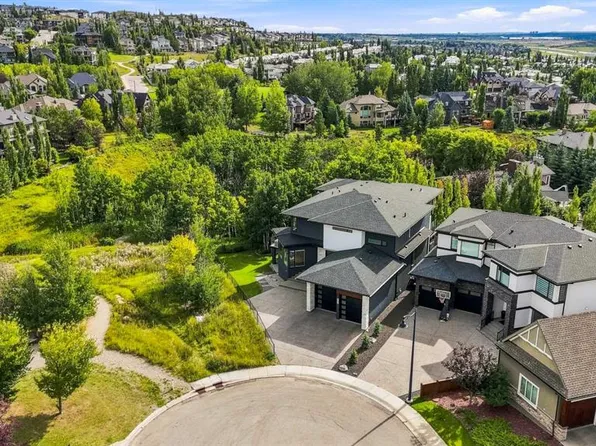 234 W Fortress Bay SW, Calgary, AB T3H 4H2