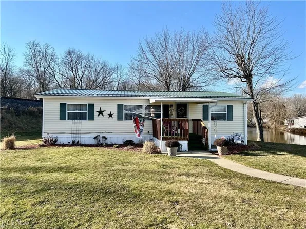 412 Compass Cir SE, New Philadelphia, OH 44663