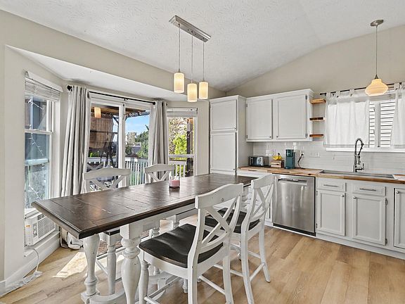 3rd image of 10065 Armstrong St