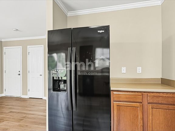 4th image of 301 Farm House Ln