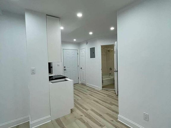 2nd image of 302 Mott St APT 3