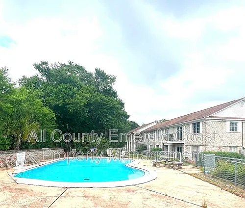 105 Country Club Dr Photo 1