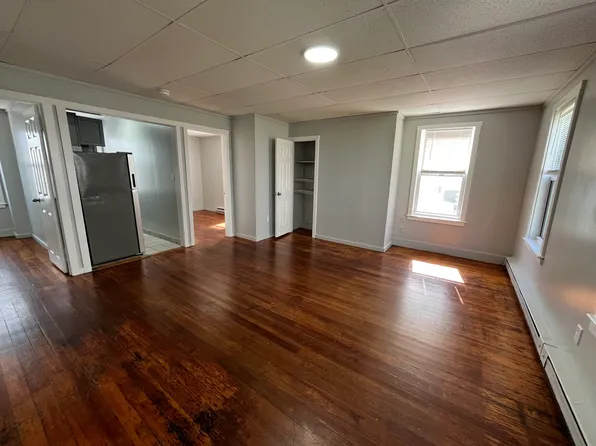 558 Plymouth Ave #1R, Fall River, MA 02721