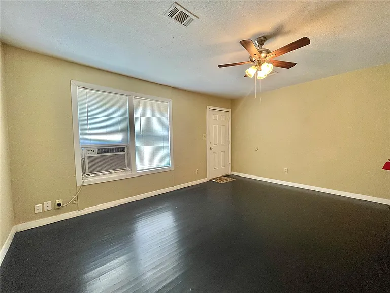 611 N Avenue D — Photo 3