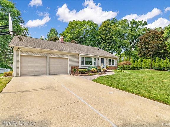 3rd image of 2460 Waltham Dr