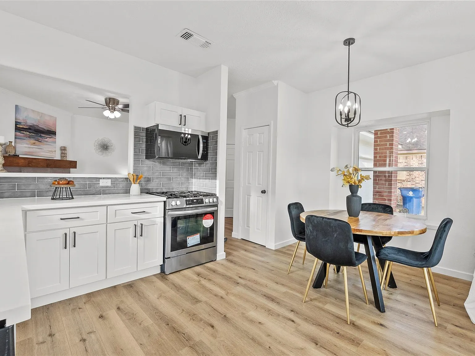 3 bed, 2.0 bath, 1332 sqft, $2,500 — Photo 3
