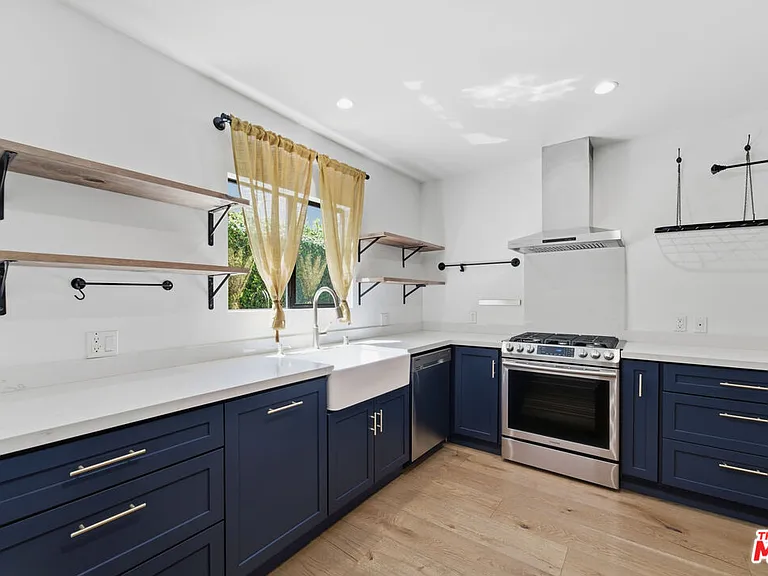 393 N Huntley Dr — Photo 13