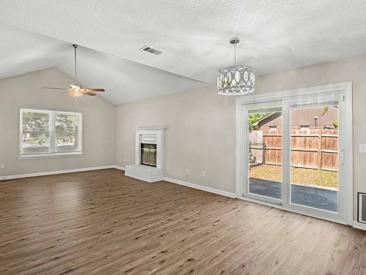 3 bed, 1238 sqft, $1,850 — Photo 3
