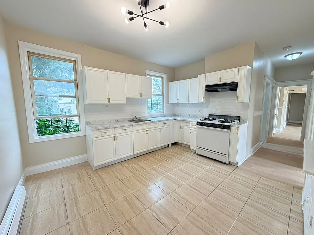 4 bed, $2,400 — Photo 2