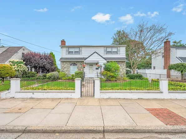 87 Underhill Avenue, Hicksville, NY 11801