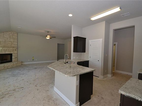 4th image of 412 Lone Star Dr