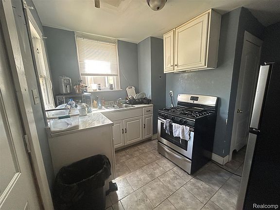 4th image of 14466 Robson St