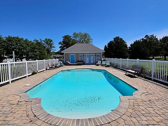3rd image of 7 Waters Cove Cir