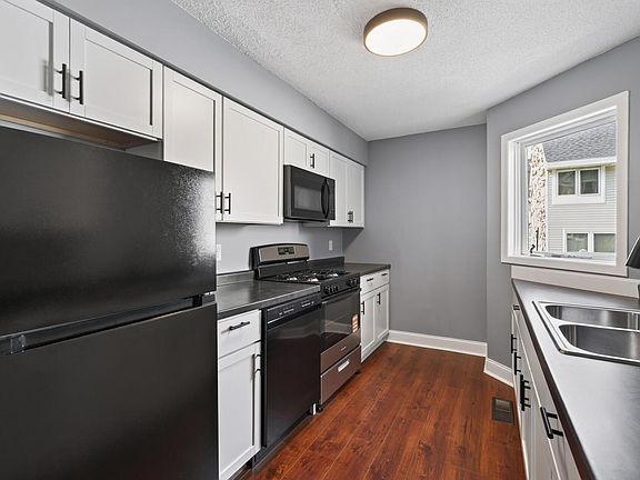 3rd image of 25 Stevens St E