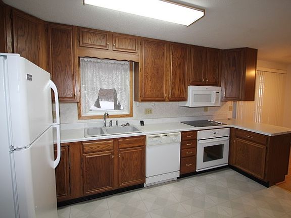 5th image of 903 Arbutus Ave