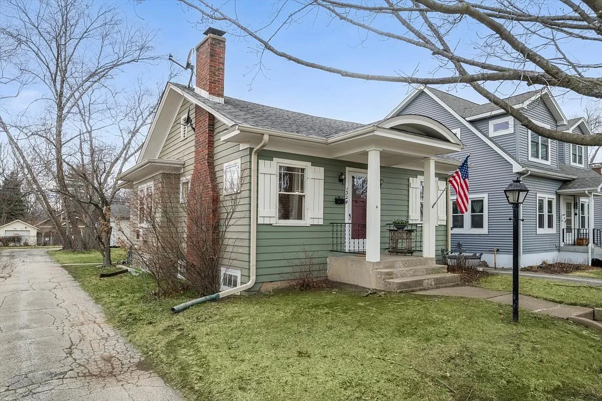 1324 Hickory St photo 1