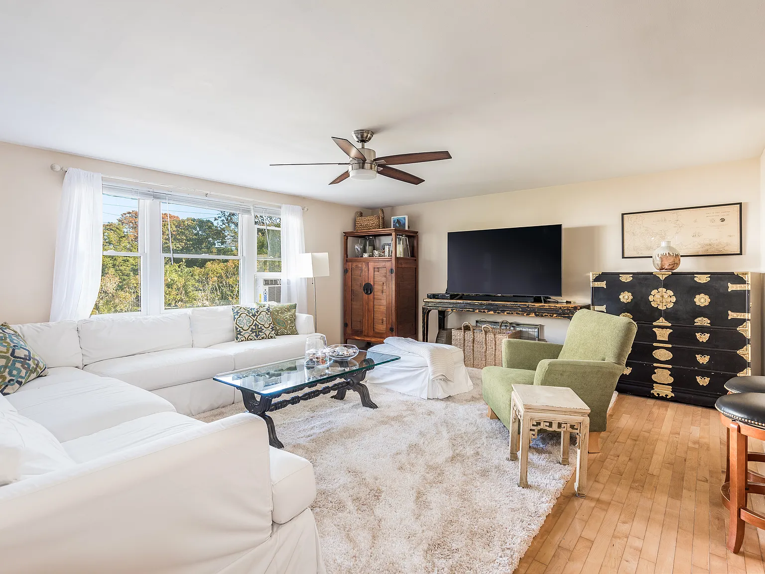 Prime Location in Montauk Harbor Near Bay Beaches — Photo 1