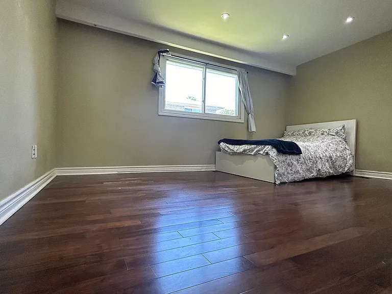 23 Pineway Blvd #MAIN FLOOR — Photo 5
