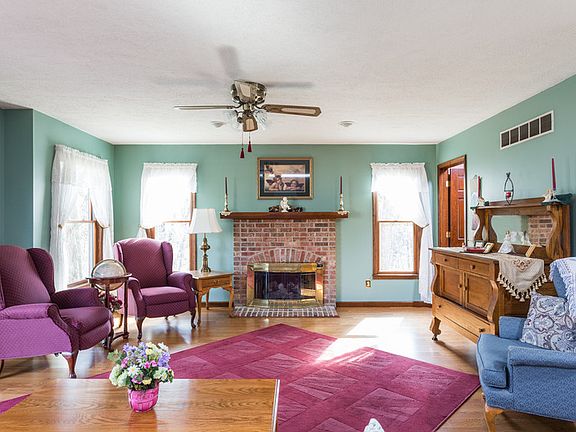 Main living room
						:
						Ventless gas fireplace with remote control